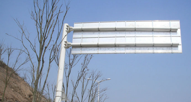 道路交通標(biāo)志牌安裝在道路上應(yīng)要做到哪些要求？